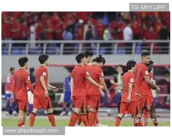 足球球星因激烈对抗踢人瞬间被捕捉，赛场激情与冲突交织成焦点